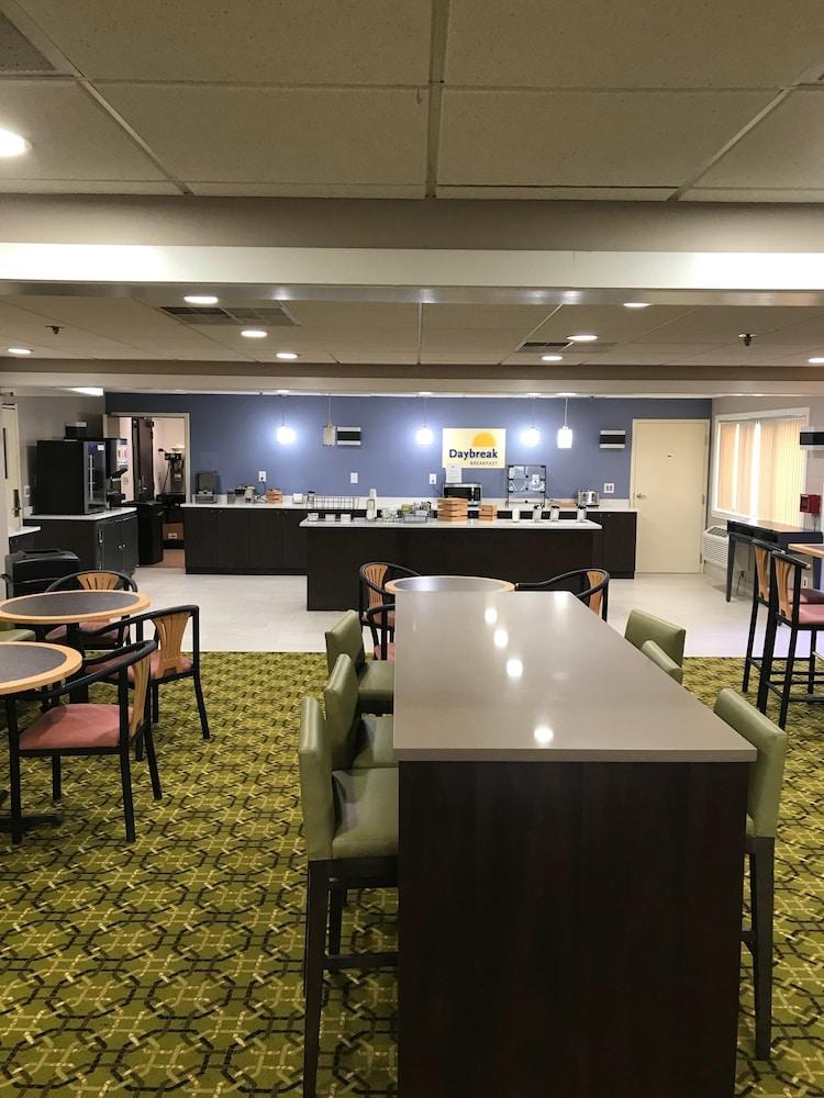 Days Inn & Suites By Wyndham Rochester Hills Mi Eksteriør billede