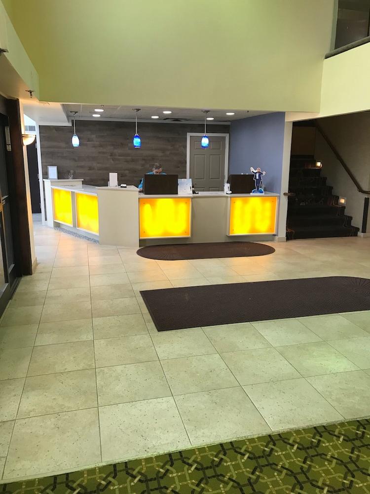 Days Inn & Suites By Wyndham Rochester Hills Mi Eksteriør billede
